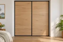 Placard sur mesure à portes coulissantes : Chêne · rails noirs
